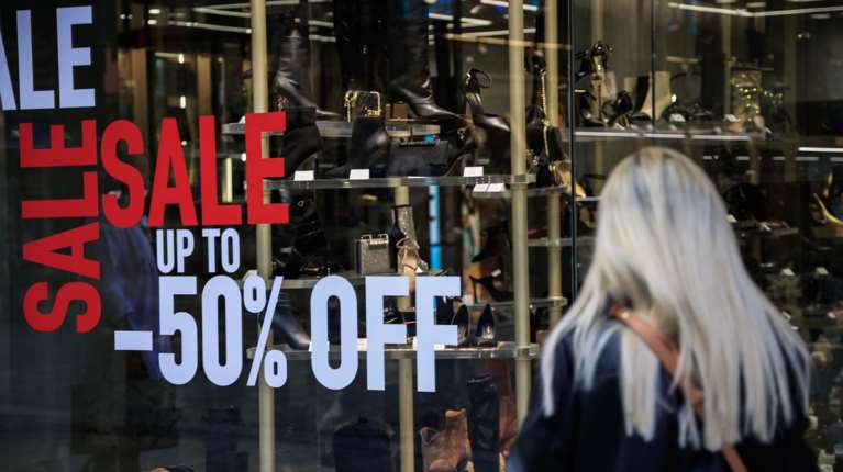 Πρεμιέρα σήμερα για τις χειμερινές εκπτώσεις - Οι δύο Κυριακές που θα είναι ανοιχτά τα καταστήματα