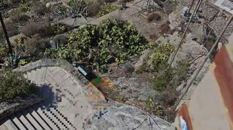 Σοκ στον Λυκαβηττό: 25χρονος έπεσε στο κενό από μεγάλο ύψος - Μεταφέρθηκε στο νοσοκομείο [βίντεο ντοκουμέντο]