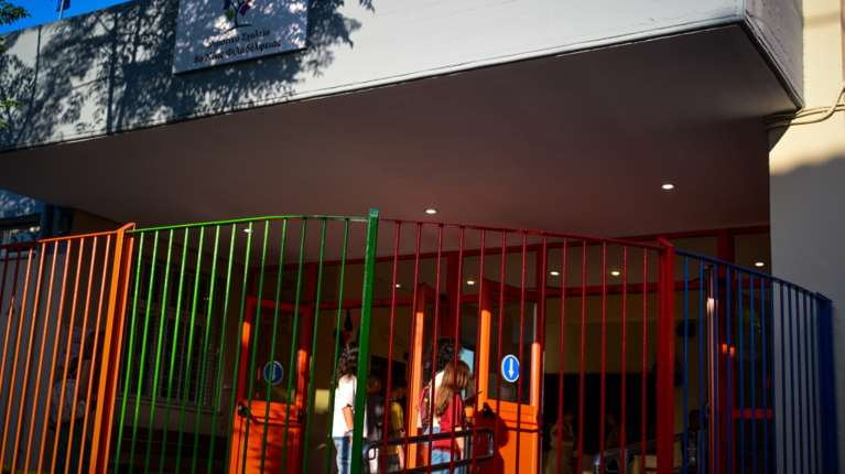 Σοκ στην Πάτρα: Εκπαιδευτικός χαστούκισε τρεις φορές στο πρόσωπο μαθητή με αυτισμό, καταγγέλλει η μητέρα