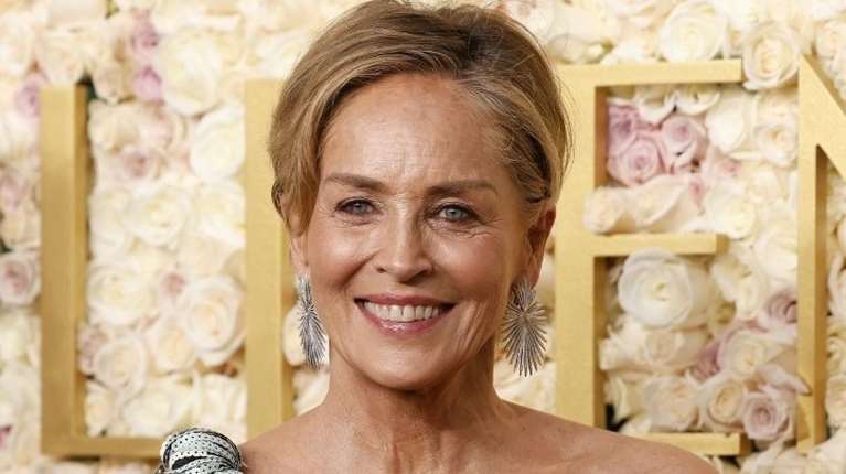 H Σάρον Στόουν λάμπει στο κόκκινο χαλί του &quot;Nobody 2&quot; με τους γιους της