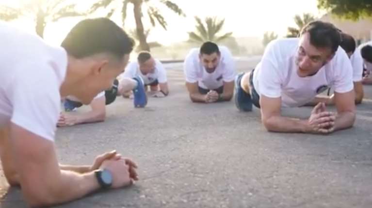 Εμιράτα: Ο Μακρόν με αθλητικά, κάνει γυμναστική με τους Γάλλους στρατιώτες [βίντεο]