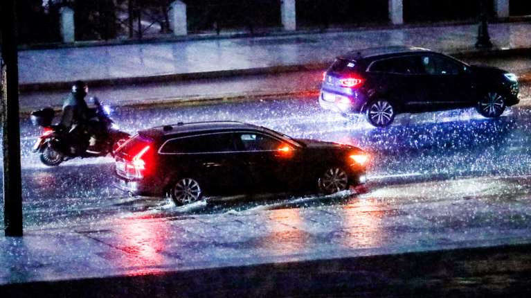 Κακοκαιρία Byron: Παύση εργασιών για διανομείς και εφαρμογή τηλεργασίας όπου είναι εφικτό