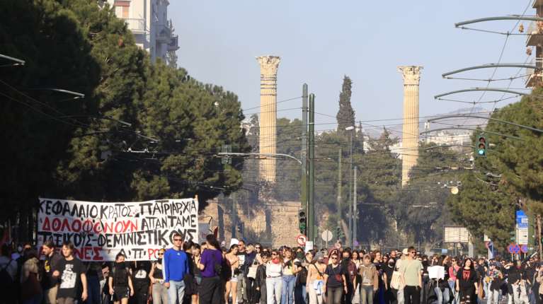 Επεισόδια στην πορεία για την Ημέρα της Γυναίκας: Χημικά και κρότου λάμψης  έξω από τα γραφεία της Hellenic Train