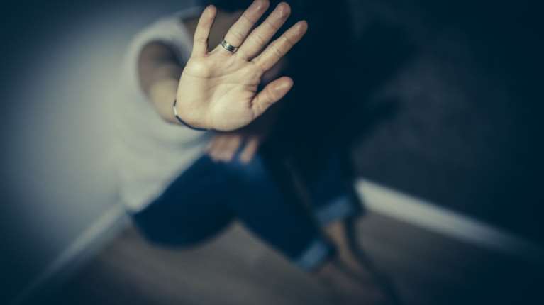 Ανεξέλεγκτη η ενδοοικογενειακή βία στην Ελλάδα: Πάνω από 16.000 γυναίκες θύματα μέσα σε 10 μήνες