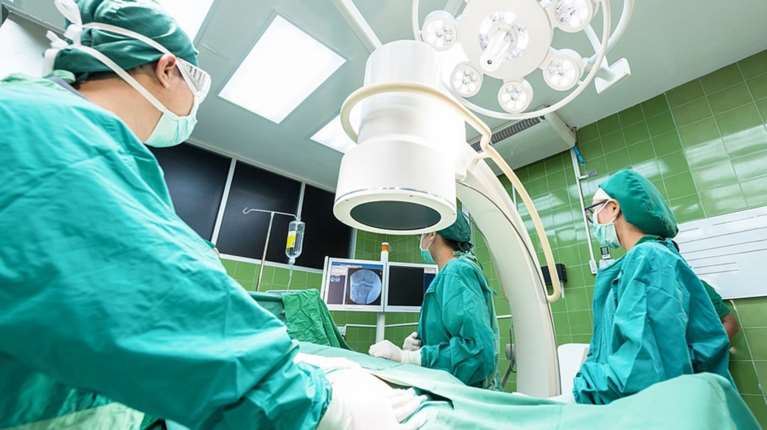 Η πρώτη μεταμόσχευση ήπατος από γυναίκα χειρουργό στην Ελλάδα - Ποια είναι η γιατρός Καρακάση