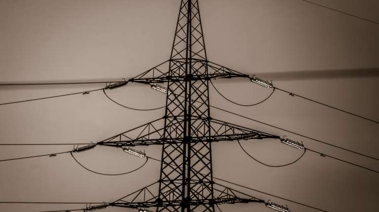 Σήμερα οι ανακοινώσεις Μητσοτάκη για το ρεύμα της βιομηχανίας – Τι θα περιλαμβάνουν