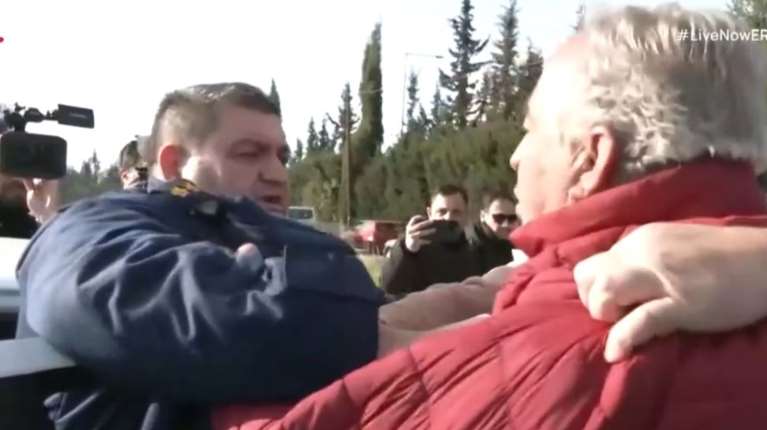 Πράσινα Φανάρια: Αστυνομικός πιάστηκε στα χέρια με αγρότη [βίντεο]