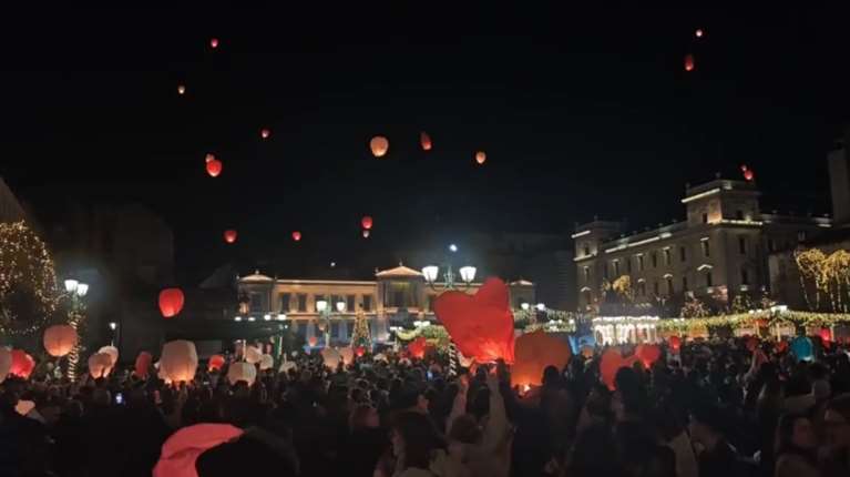 Μαγικές εικόνες στην Αθήνα: Χιλιάδες φαναράκια φωτίζουν τον Αττικό ουρανό για τη Νύχτα των Ευχών [βίντεο]