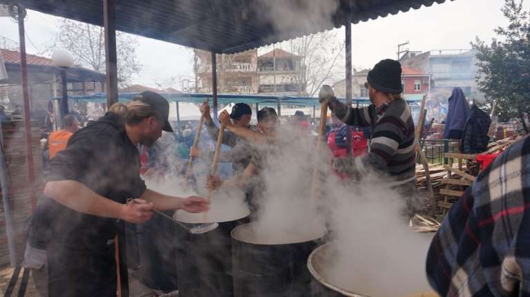 Κουρμπάνι: Το γαστρονομικό έθιμο της Δράμας, που έφεραν οι Κρυονερίτες πρόσφυγες -Τι συμβολίζει [εικόνες]