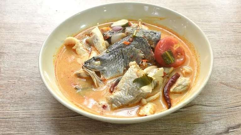 Κόκαλο ψαριού στον λαιμό: Οι πιο επικίνδυνες επιπλοκές και γιατί δεν πρέπει να το &quot;σπρώχνεις&quot; με ψωμί