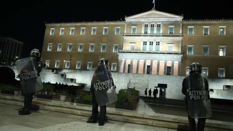 Μνημείο Αγνώστου Στρατιώτη: Εννέα μήνες φυλάκιση σε 23 μέλη του Ρουβίκωνα για παραβίαση του νέου νόμου