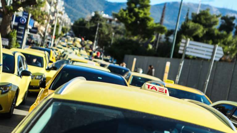 Μετ’ εμποδίων η ηλεκτροκίνηση στα ταξί - Νέα 48ωρη απεργία και ανοιχτό μέτωπο με το υπ. Μεταφορών