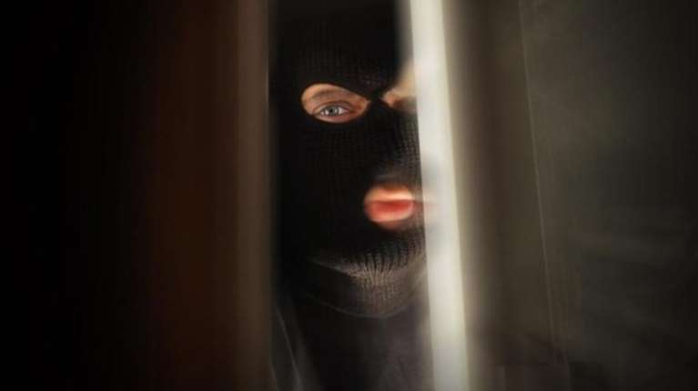 Απίστευτη διάρρηξη στη Ραφήνα με λεία 50 χιλ. ευρώ - Το αδιανόητο κόλπο για να απενεργοποιήσουν τον συναγερμό [Βίντεο]