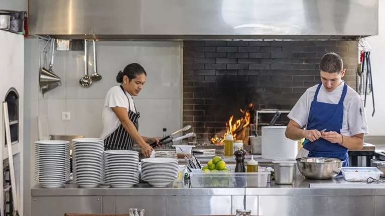 Το μαγαζί για το οποίο μιλά όλη η Αθήνα αυτή τη στιγμή: Τι πραγματικά συμβαίνει στο καφενείο των σεφ, στη Γούβα Παγκρατίου;