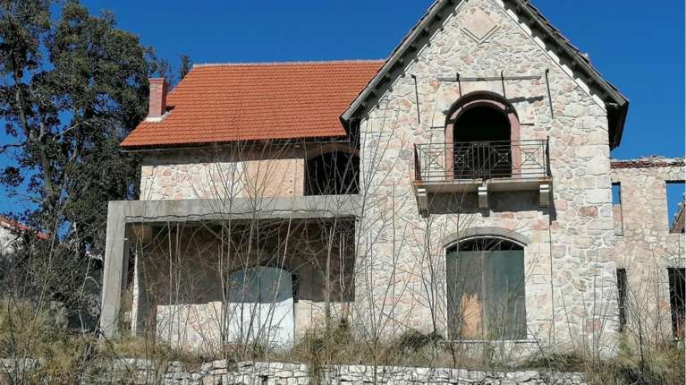 Σε ξενώνες ή εστιατόρια θα μετατραπούν 24 κτήρια μέσα στα Βασιλικά κτήματα στο Τατόι- Εκτός του πρώην Ανακτόρου