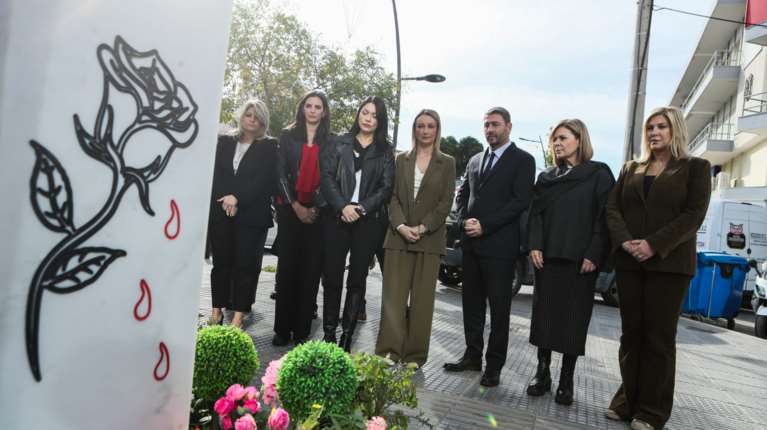 Στο μνημείο της Κυριακής Γρίβα ο Ανδρουλάκης: &quot;Πρέπει να αντιμετωπίσουμε την πληγή της έμφυλης βίας&quot;