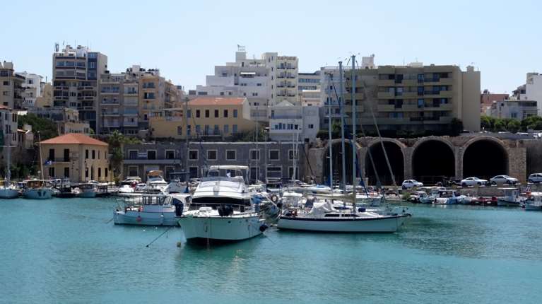 Ανατροπή με τον καβγά γυναικών στο Ηράκλειο Κρήτης - Την 56χρονη γρονθοκόπησε ο σύζυγος της άλλης εμπλεκόμενης