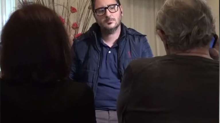 Ογκολόγος έδινε ματζούνια σε καρκινοπαθείς:  &quot;Εξακολουθεί να πουλάει σκευάσματα&quot; λέει μάνα ασθενούς που πέθανε