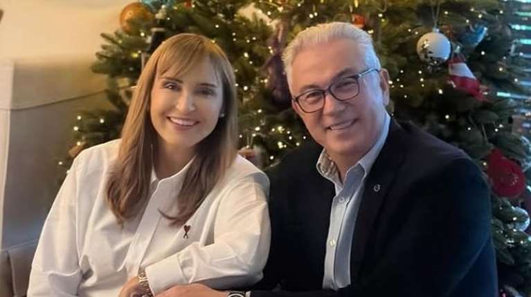 Μάρα Ζαχαρέα - Θοδωρής Ρουσόπουλος: Ρεβεγιόν στο καλαίσθητο σπίτι τους