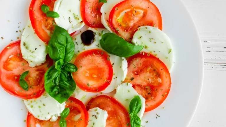 Αυθεντική Caprese: Δοκίμασε τη δροσερή ιταλική σαλάτα που έχει ξετρελάνει το ελληνικό κοινό