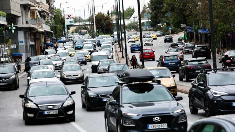 Κυκλοφοριακό κομφούζιο στον Καρέα μετά από καραμπόλα εφτά οχημάτων - Live η κίνηση στους δρόμους