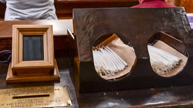 Μπήκε το πρώτο POS σε παγκάρι εκκλησίας - Οβολός με κάρτα - Σε ποιο ναό τοποθετήθηκε  [βίντεο]