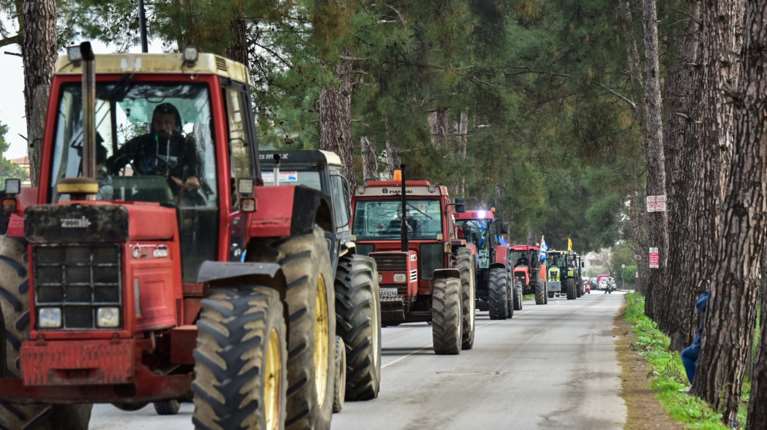 Βγάζουν τα τρακτέρ στην εθνική οδό οι αγρότες της Λάρισας - Την Κυριακή το πρώτο μπλόκο