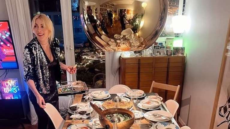 Σμαράγδα Καρύδη: Άνοιξε το υπέροχο διαμέρισμά της στη Διονυσίου Αεροπαγίτου για μία ξεχωριστή γιορτή