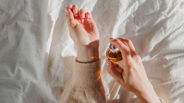 Ωδή στο Oud: 11 ζωηρά και κεχριμπαρένια αρώματα με το πιο viral συστατικό