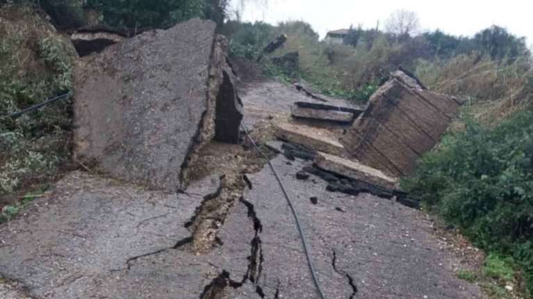 Στο έλεος της κακοκαιρίας η Ήπειρος: Συνεχείς κατολισθήσεις στην Πρέβεζα - Σε Μυρσίνη, Μύτικα και Ε.Ο. τα προβλήματα