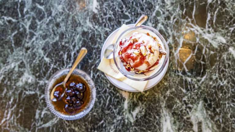 Παγωτό με γεύση νοσταλγίας: Στο παλιό γαλακτοπωλείο του Πειραιά για θαυμάσια παγωμένη κρέμα