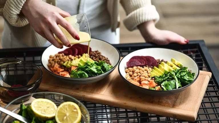 Έλλειμμα θερμίδων: Τι είναι και πώς να το πετύχεις με υγιεινό τρόπο