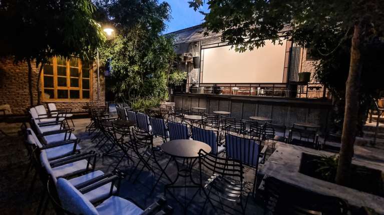 Θερινό σινεμά στην πόλη στην όμορφη αυλή του Επί Κολωνώ - Καλοκαιρινές σινεφίλ βραδιές με μοχίτο με δυόσμο από τον κήπο