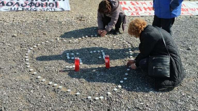 Τέμπη: Τρισάγιο σε όλους τους ναούς της Αρχιεπισκοπής Αθηνών στη μνήμη των θυμάτων - Προσευχή στο σημείο της τραγωδίας [Εικόνες]