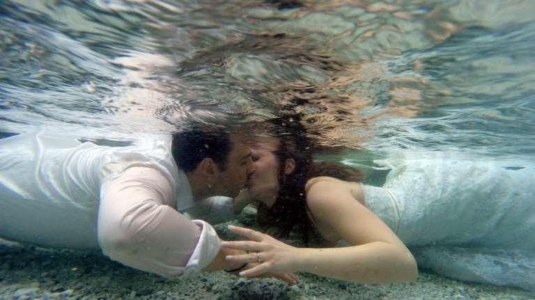 Οι καταρράκτες της Β. Ελλάδας πρωταγωνιστούν στα γαμήλια άλμπουμ: Viral οι πόζες από νύφες και γαμπρούς