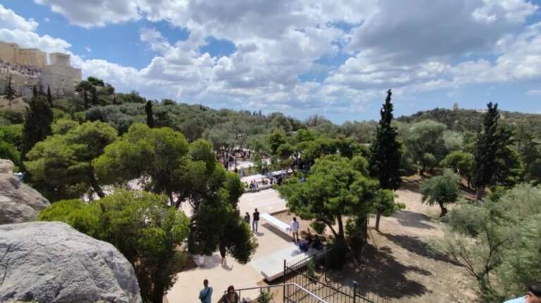 Λίνα Μενδώνη: Άνοιξαν οι επί έτη κλειστές διαδρομές στον αρχαιολογικό χώρο της Ακρόπολης και το νέο Πωλητήριο