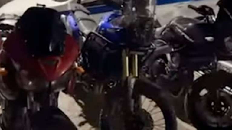 Χειροπέδες στους τρεις νεαρούς που έκαναν "κόντρες" και σούζες στη Λ.Αθηνών - Ο ένας δεν είχε δίπλωμα