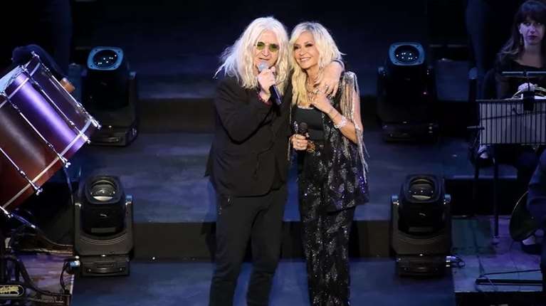 Άννα Βίσση: Η εκρηκτική εμφάνιση στο Παρίσι με τον Νίκο Καρβέλα στο πλευρό της