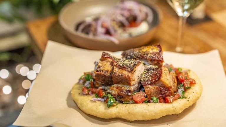 Γι&#39; αυτήν τη γουρουνοπούλα πάνε όλοι στον Χολαργό