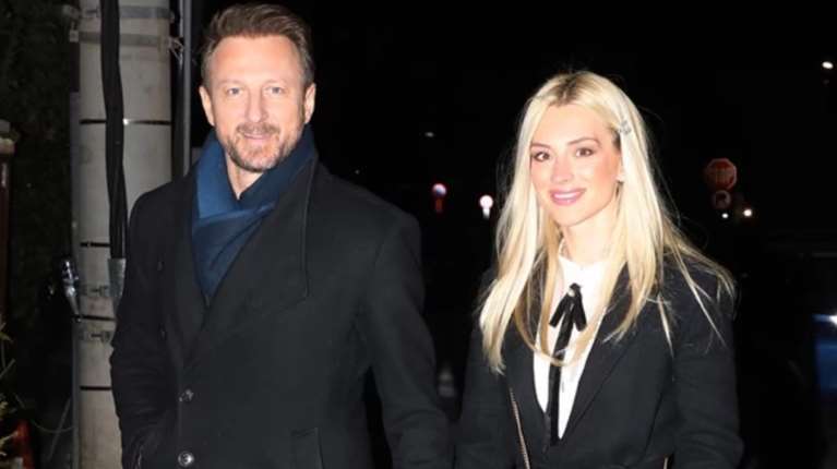 Ο Κώστας Καραφώτης σε μία σπάνια εμφάνιση με την κούκλα σύζυγό του