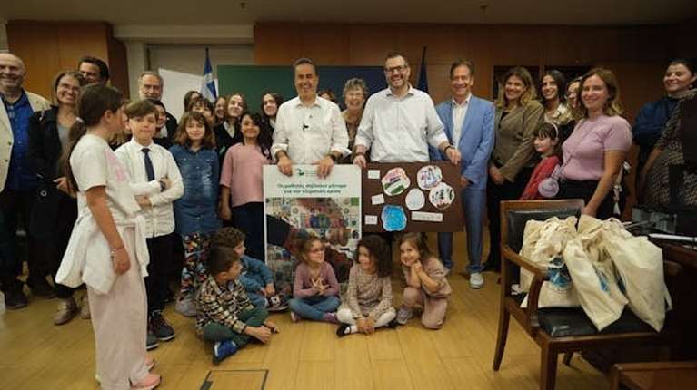 Χιλιάδες μαθητές στέλνουν ηχηρό μήνυμα για το περιβάλλον- Παρέδωσαν πάνω από 5.600 επιστολές στον υπουργό Περιβάλλοντος