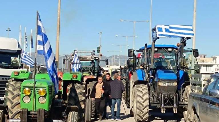 Αγρότες: Με τρακτέρ στο λιμάνι της Ηγουμενίτσας - Διπλό μπλόκο από την Αστυνομία