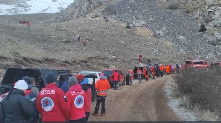 Βαρδούσια: "Ορεινός όγκος με απότομα βράχια και χιόνι" - Σε εξέλιξη η ανάσυρση των ορειβατών από τα 2.000 μέτρα