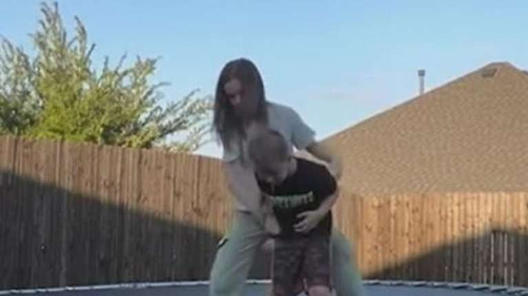 Τέξας: Συγκλονιστικό βίντεο με τη στιγμή που 10χρονη σώζει από πνιγμό τον 7χρονο αδερφό της