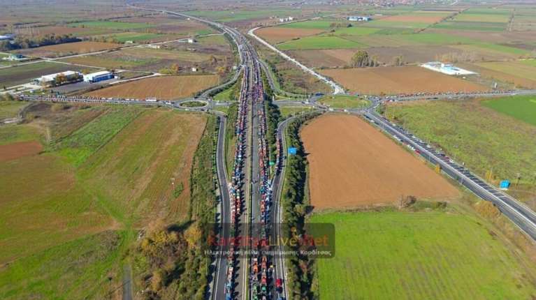 Αγροτικές κινητοποιήσεις: Το μπλόκο της Καρδίτσας στον Ε65 από ψηλά - Σήκωσαν περιπολικό που έκλεισε τον δρόμο
