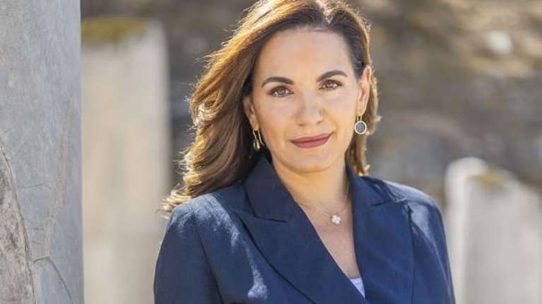 Chic και φθινοπωρινή η Όλγα Κεφαλογιάννη σε εγκαίνια έκθεσης - Με οne shoulder φλοράλ τοπ και μαύρο παντελόνι