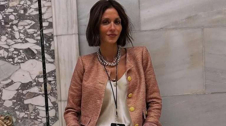 Η Σοφία Καρβέλα με τις πιο όμορφες δερμάτινες μπαλαρίνες της σεζόν