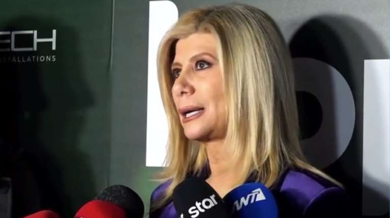 Συγκινεί η Ζήνα Κουτσελίνη: "Ενώ στόλιζα δέντρο ο πατέρας μου λόγω του αλκοόλ το γκρέμιζε"