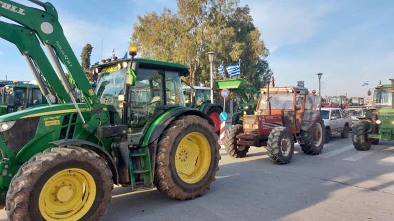 Αγροτικά μπλόκα: Πού παραμένουν τα τρακτέρ - Αποσύρονται από τους παραδρόμους - "Κίνηση καλής θέλησης"