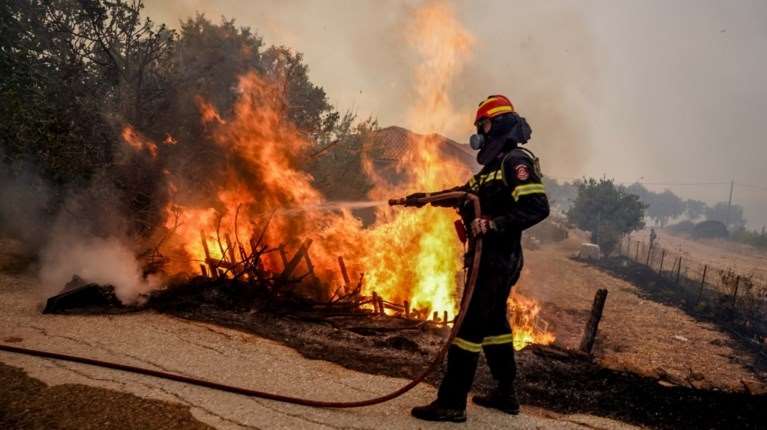 Φωτιά στον Ασπρόπυργο: Ισχυρές πυροσβεστικές δυνάμεις στο σημείο